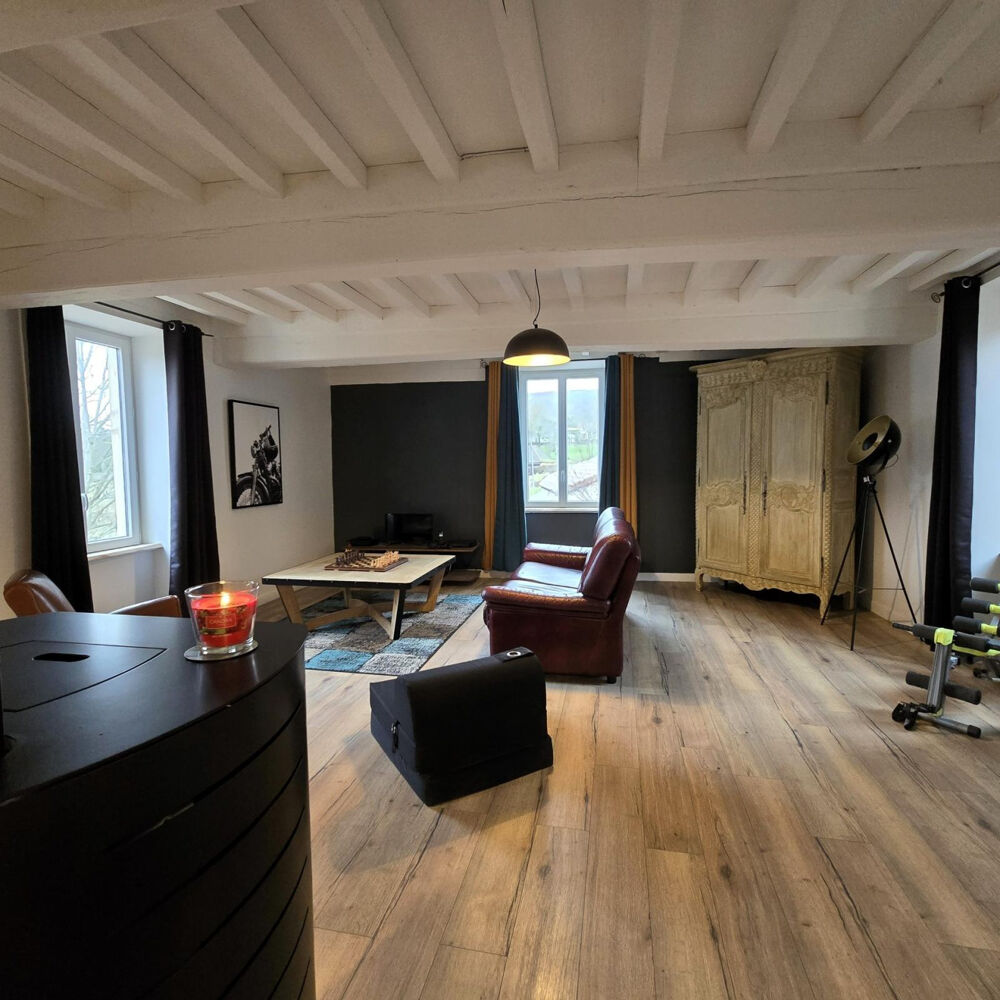 UNE MAISON FAMILIALE AUX BEAUX VOLUMES, AU COEUR DUN VILLAGE BOURGUIGNON