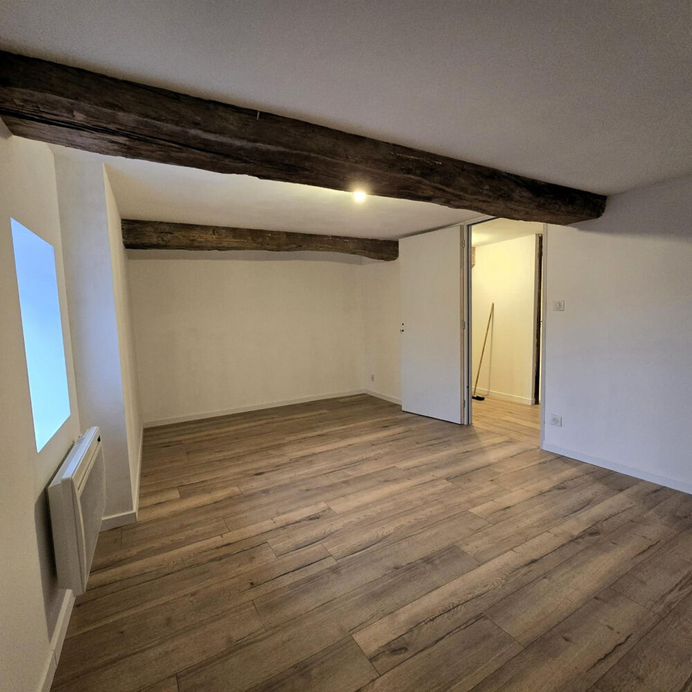 UNE MAISON FAMILIALE AUX BEAUX VOLUMES, AU COEUR DUN VILLAGE BOURGUIGNON