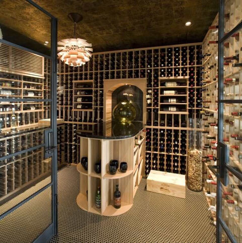   37. INDRE-ET-LOIRE : CAVE À VINS   LICENCE III 