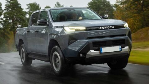 Hilux NEW 2.8 204 BVA INVINCIBLE 4PL 2026 occasion 73730 Cevins