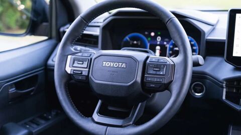 Hilux NEW 2.8 204 BVA INVINCIBLE 4PL 2026 occasion 73730 Cevins
