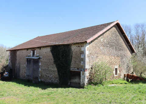   PRESIGNAC (87) - DOMAINE AVEC MAISON À RÉNOVER + 900 M2 DE DÉPENDANCES ET 4000 M2 DE TERRAIN ! 