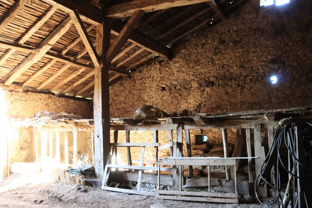 Exclusivité Grange avec une maison à Rochechouart