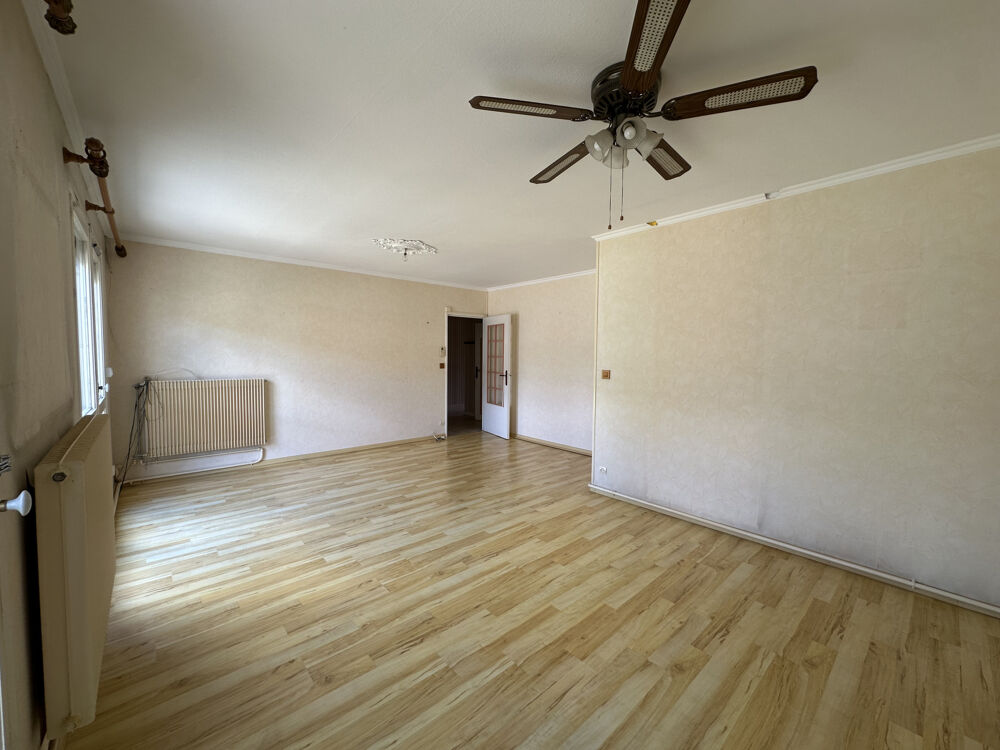 Maison de plain-pied avec garage, cave et terrain attenant