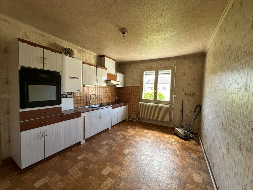 Maison de plain-pied avec garage, cave et terrain attenant