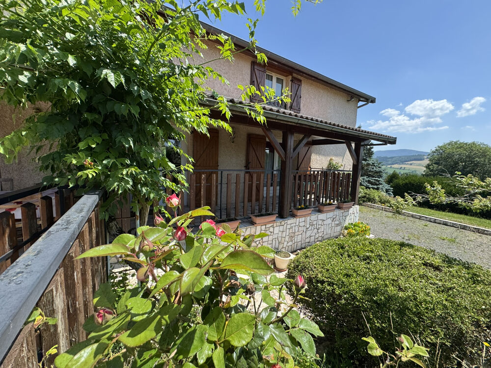 Maison familiale avec grand terrain arboré, garage double et beau potentiel