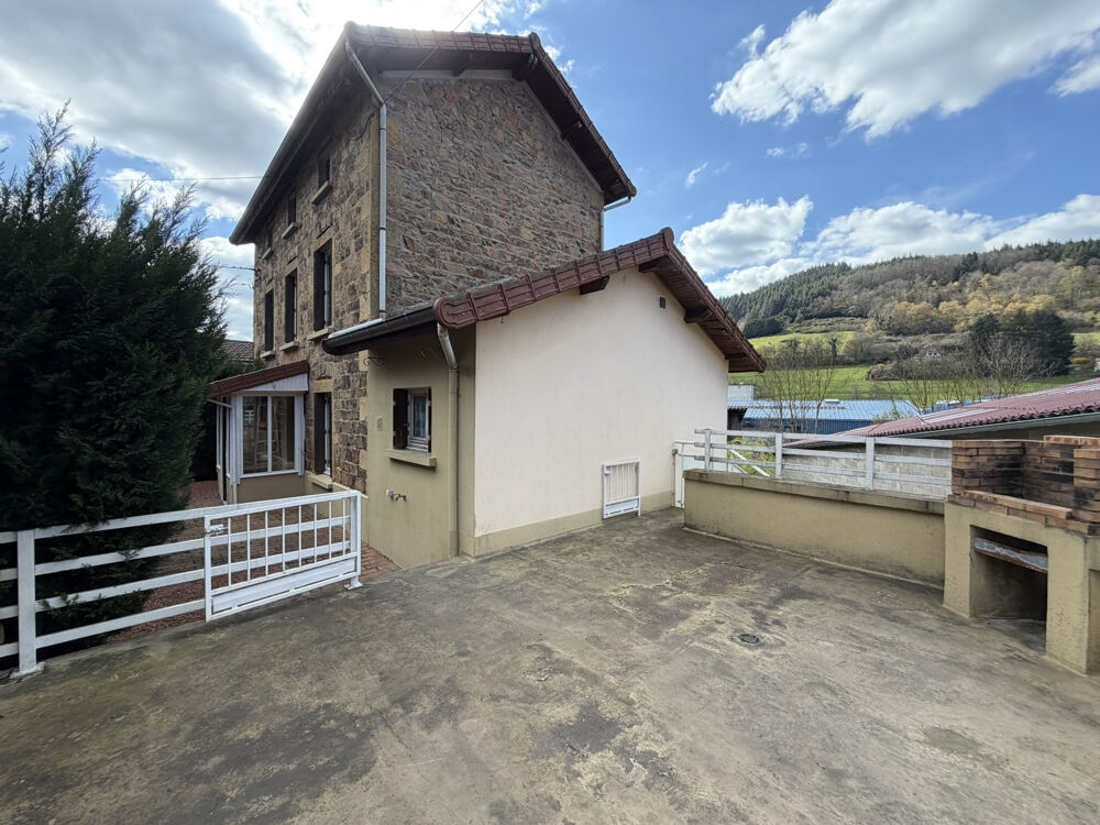 Maison de village avec terrasse et suite parentale.