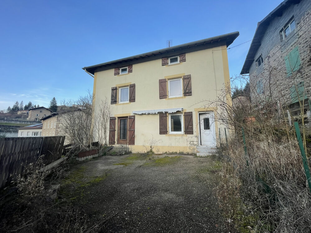 Maison à rénover avec terrain attenant.