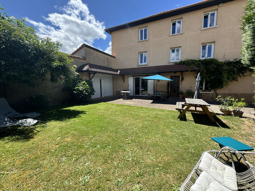 Coup de coeur pour cette élégante maison bourgeoise et sa cour intérieure