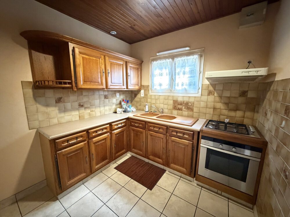 Maison de village avec terrasse et suite parentale.