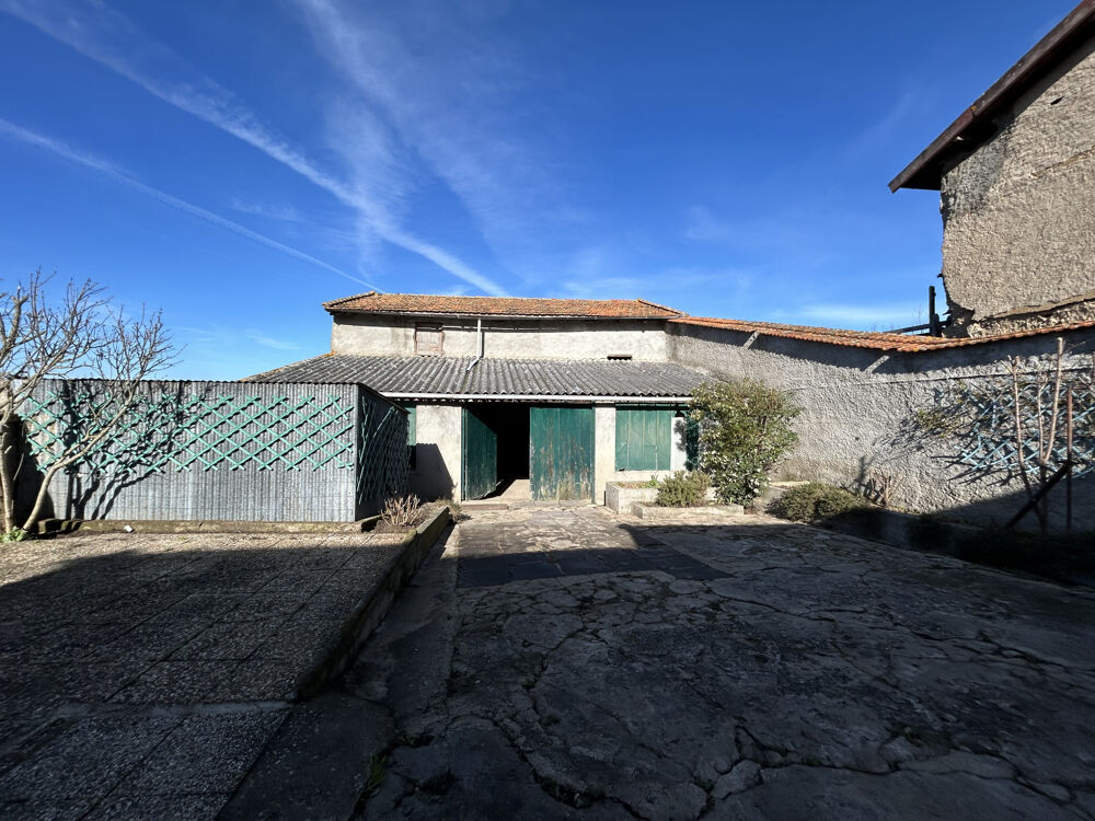 Ensemble immobilier élevé sur 2 niveaux avec terrain attenant, dépendances et garage