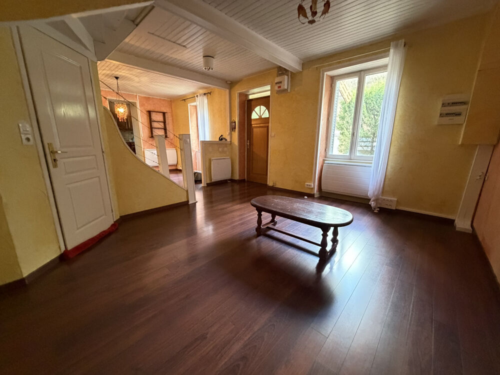 Maison de village avec terrasse et suite parentale.
