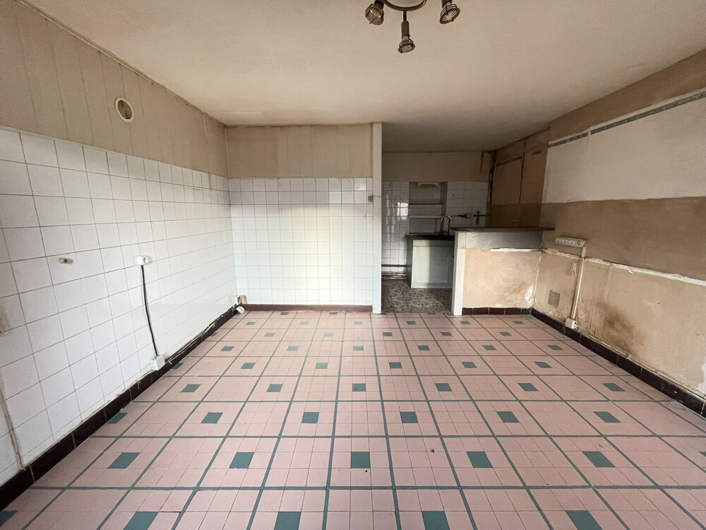 Maison à rénover avec terrain attenant.
