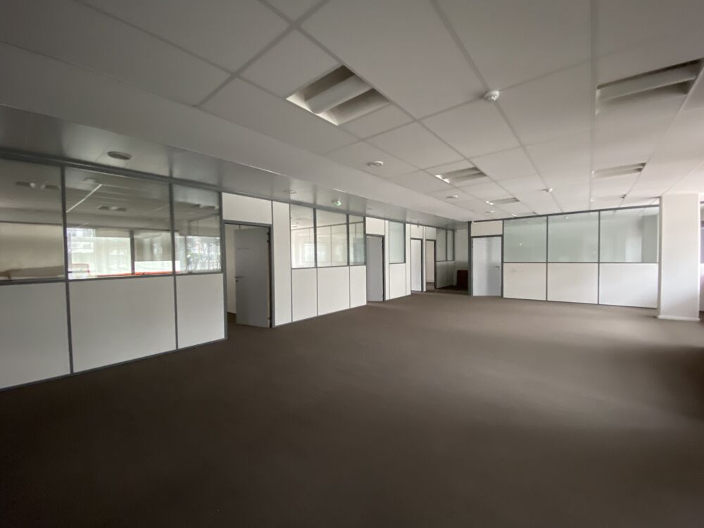   Bureaux - A LOUER - 1 907 m² divisibles à partir de 346 m² 