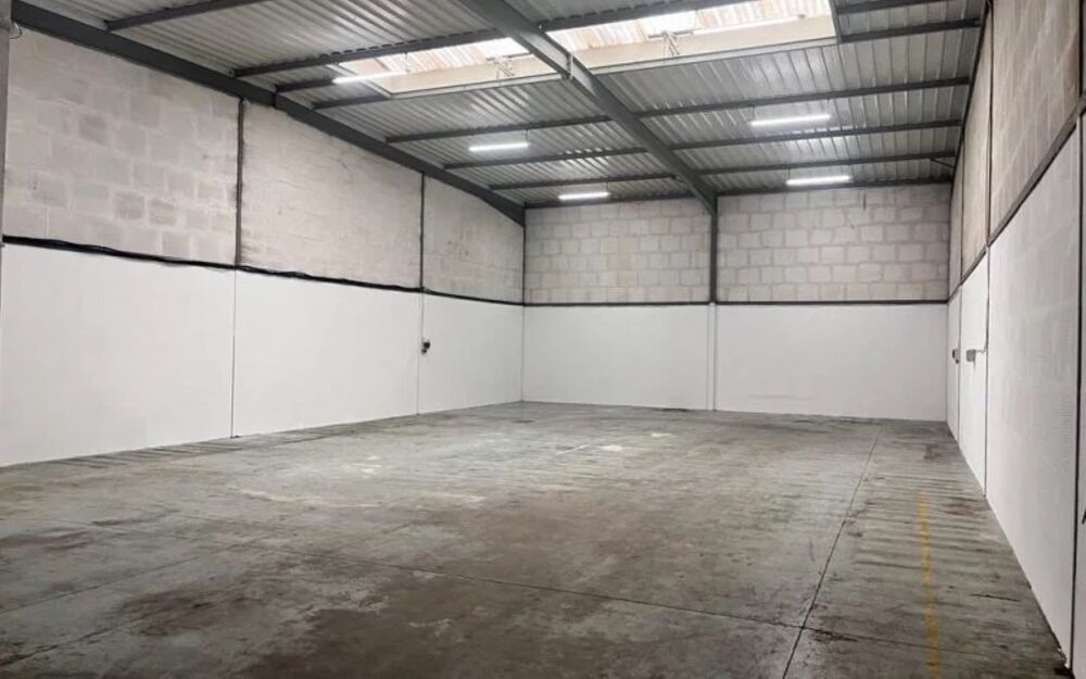   Locaux d'activité - A LOUER - 722 m² non divisibles Bondy