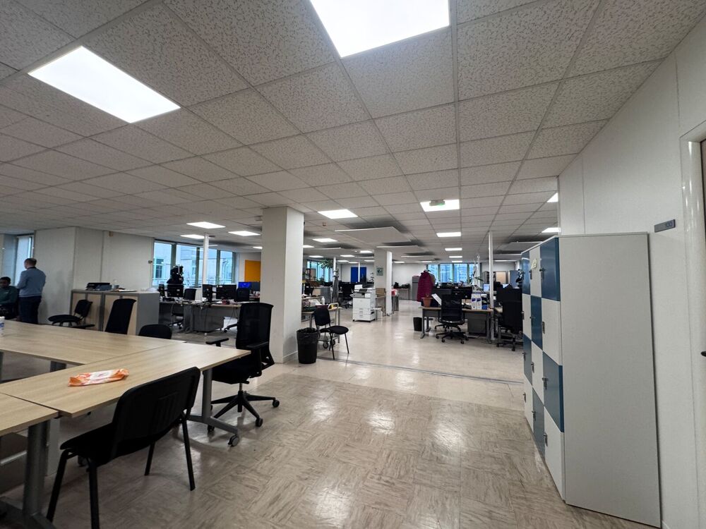   Bureaux - A LOUER - 2 840 m² divisibles à partir de 135 m² 