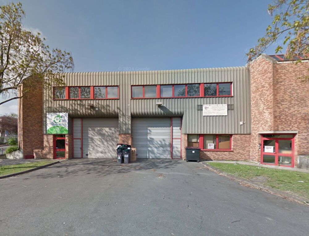   Locaux d'activité - A LOUER - 1 044 m² non divisibles 