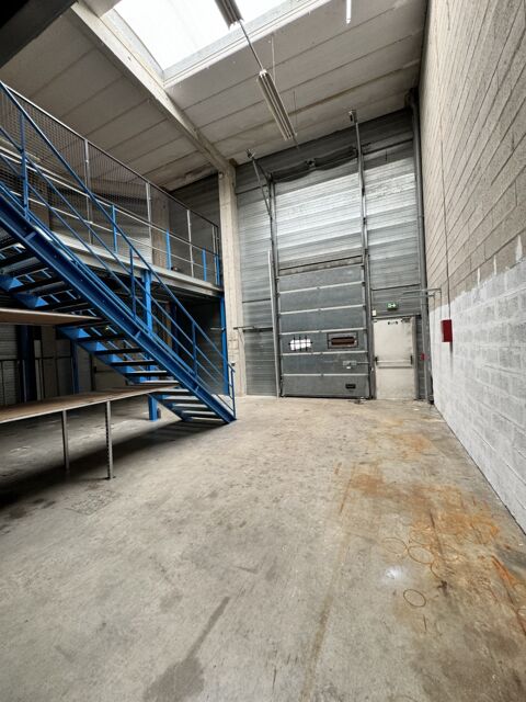   Locaux d'activité - A LOUER - 753 m² divisibles à partir de 374 m² 