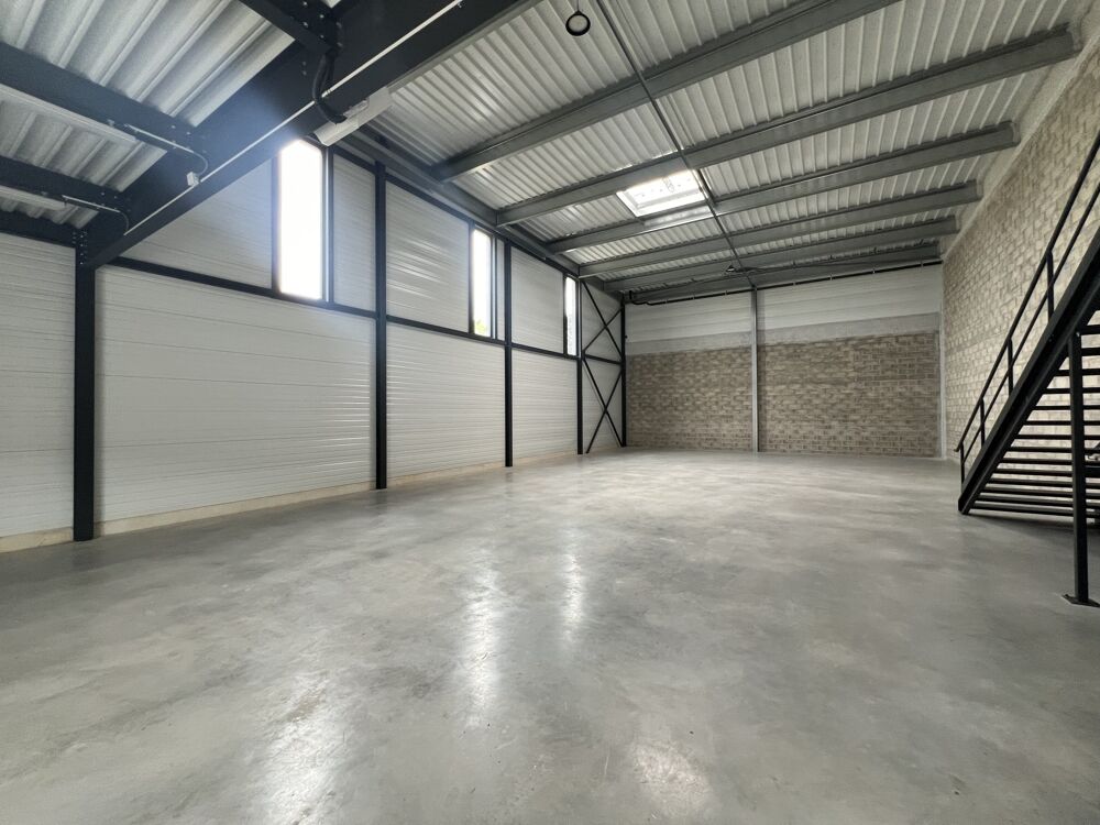   Locaux d'activité - A LOUER - 567 m² divisibles à partir de 196 m² Eragny