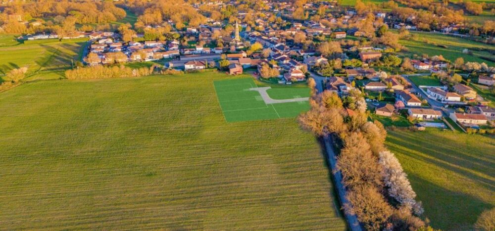 Conçue autour d'un volume à étage, cette belle maison fa....