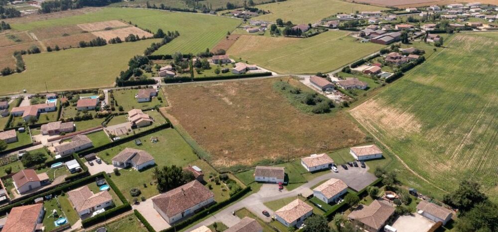 Le modèle AUSTRAL 93 est une maison à étage aux lignes s....