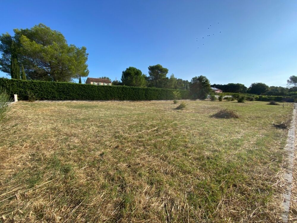 À Garéoult, découvrez ce beau terrain à bâtir de 857 m²,....