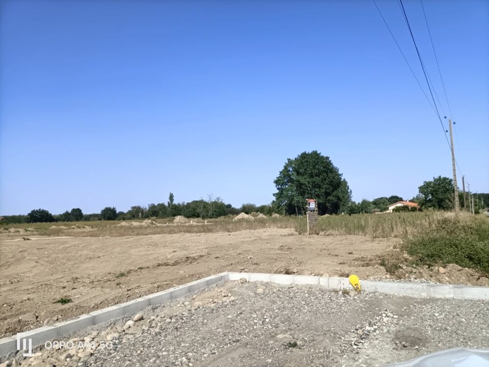 Conçue autour d'un volume à étage, cette belle maison fa....