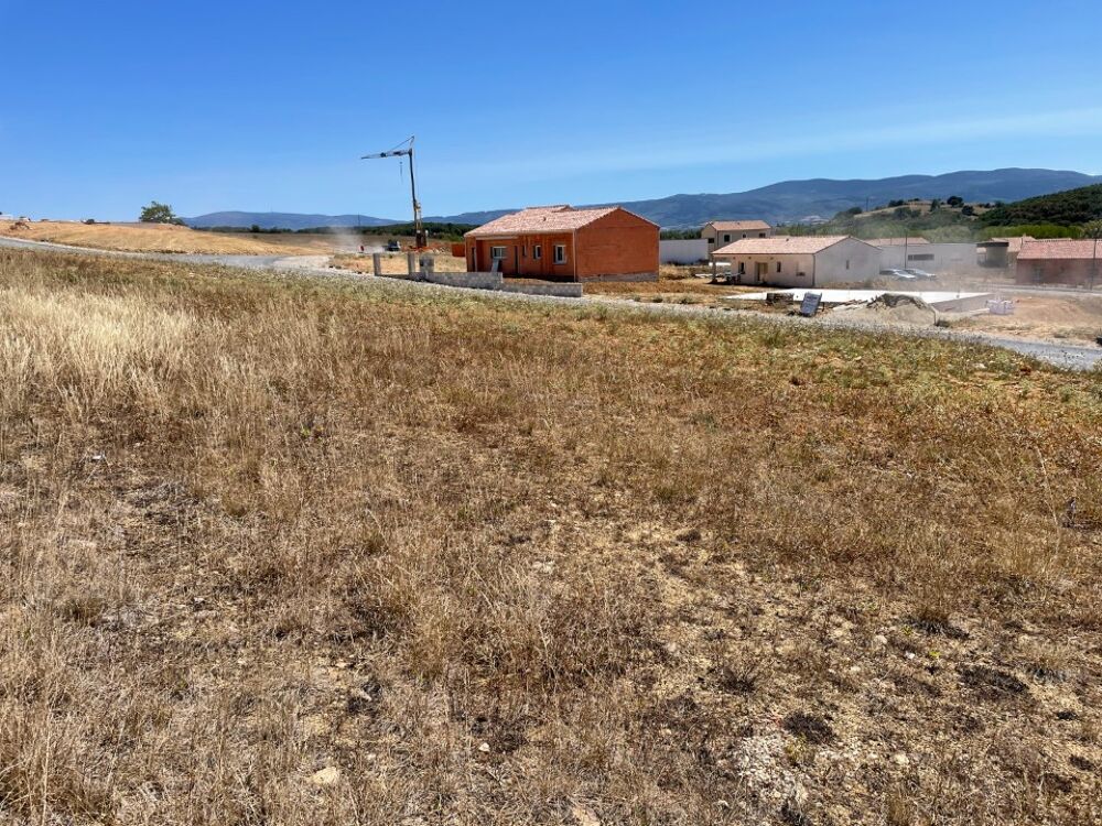 Ce plan présente une maison de plain-pied de 75 m², conç....