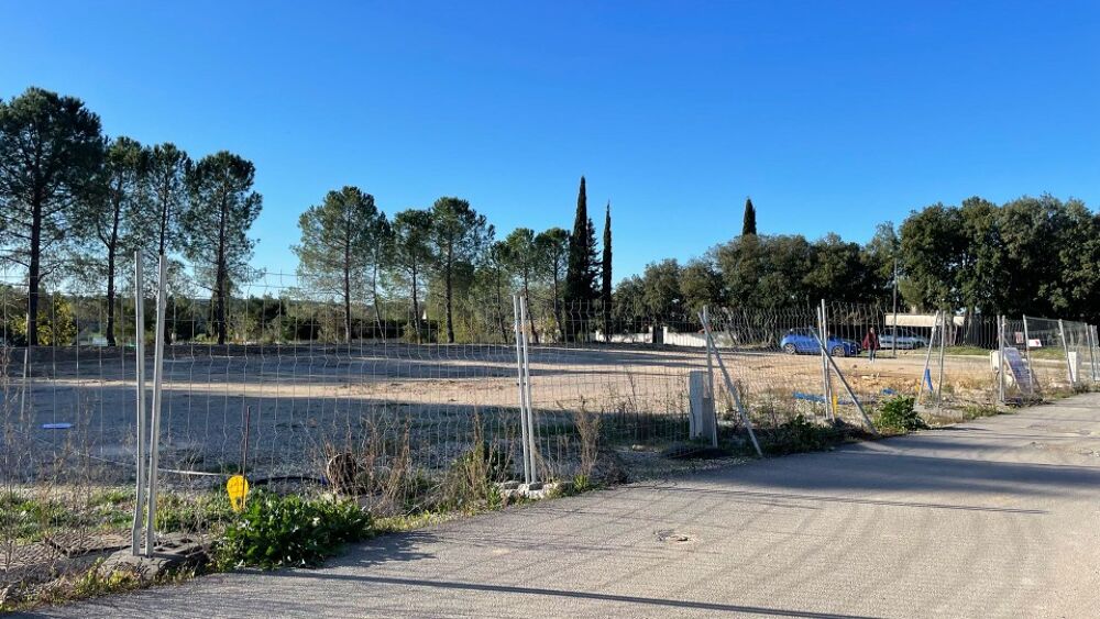 Maison OPEN de 98 m² implantée ici sur 300 m² de terrain....