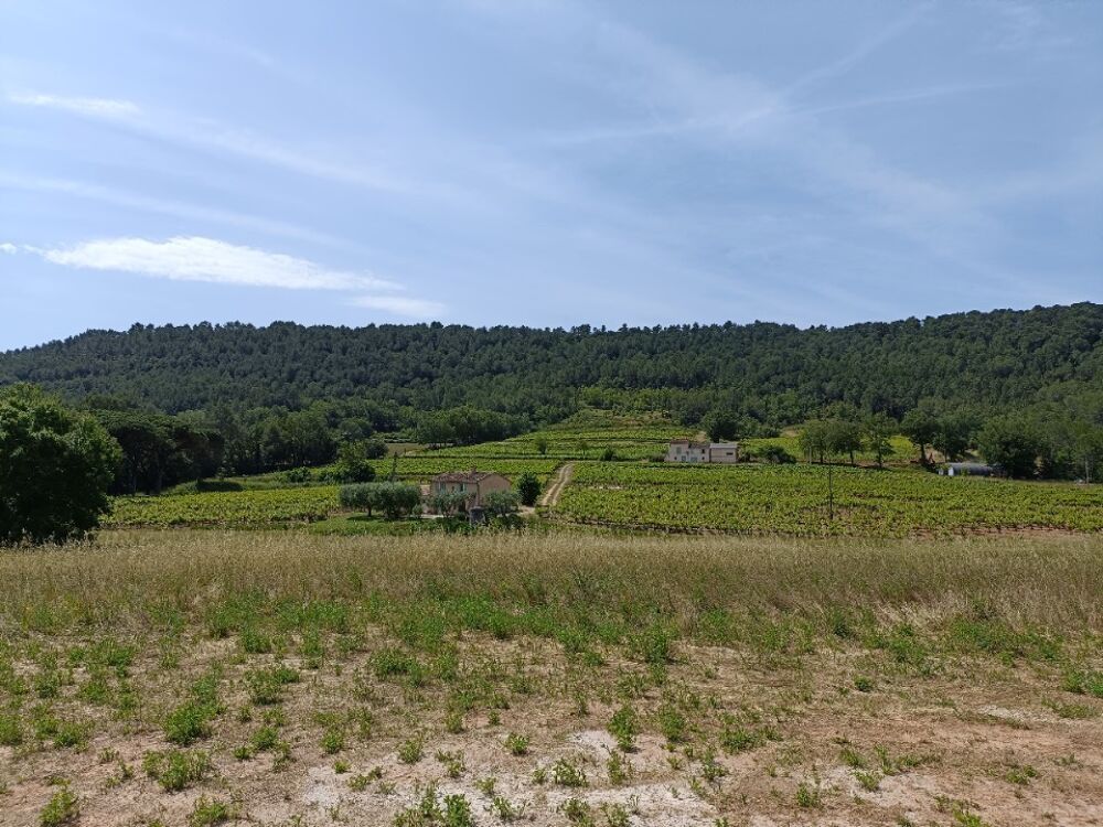 Les Maisons de Manon vous propose sur ce terrain diverse....