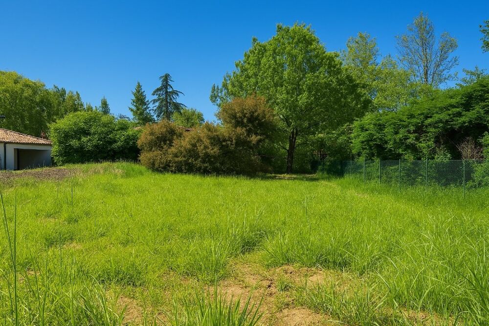 Conçue autour d'un volume à étage, cette belle maison fa....