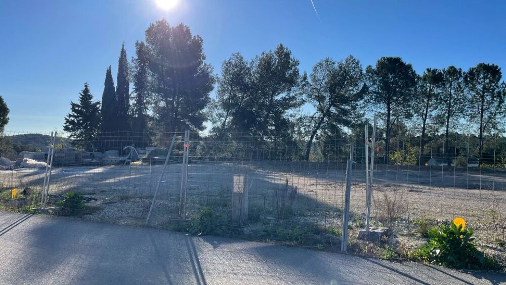 Maison OPEN de 98 m² implantée ici sur 300 m² de terrain....