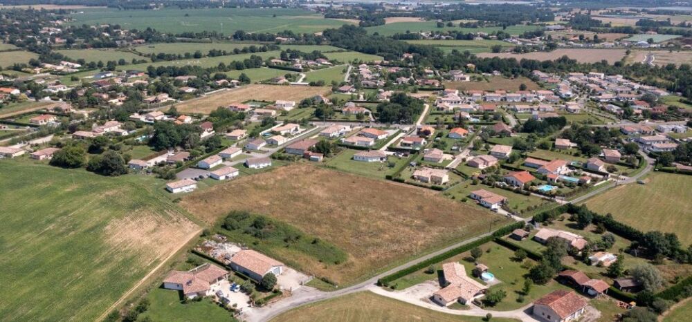 Conçue autour d'un volume à étage, cette belle maison fa....
