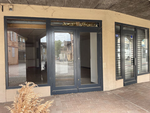 Au coeur du village, local de 66m2 + r&eacute;serve 484 01560 St trivier de courtes