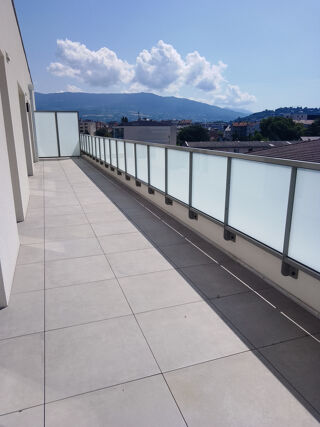  Appartement à louer 3 pièces 65 m²