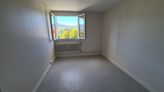  Appartement à louer 4 pièces 77 m²