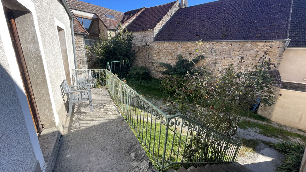 MAISON DE VILLAGE AVEC COUR INTERIEURE & DEPENDANCES