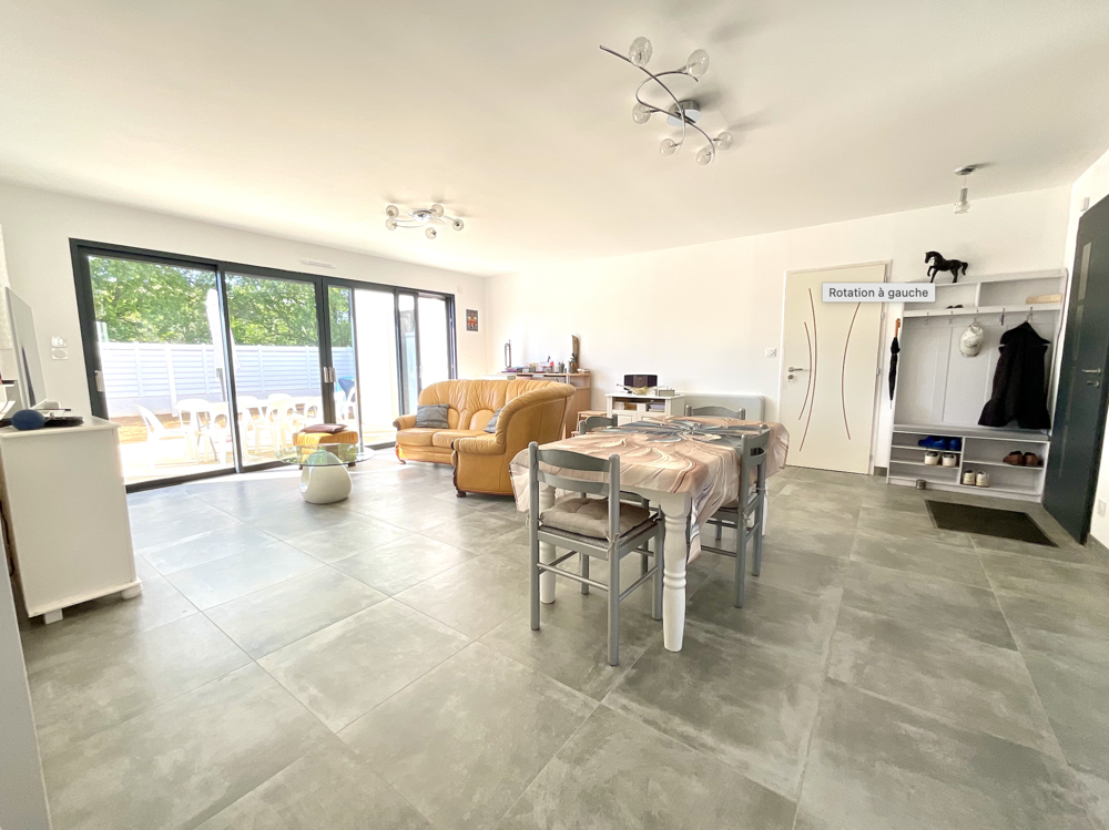 MAISON RECENTE DE PLAIN-PIED AVEC GRAND GARAGE- PROCHE CENTRE VILLE.