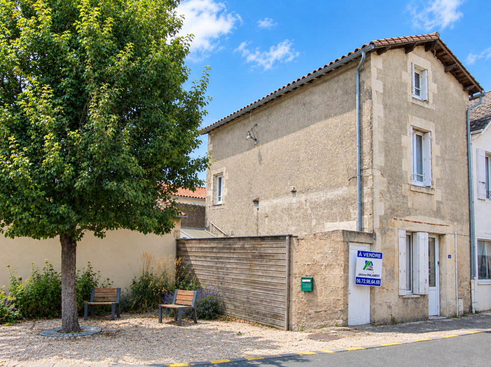 MAISON EN PIERRE DANS CENTRE BOURG AXE NIORT PARTHENAY