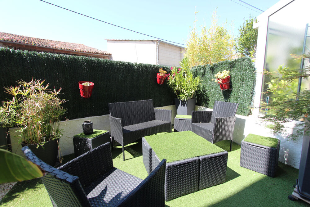 Grande maison en pierre avec terrasse