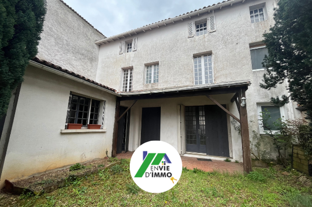 MAGNÉ - MAISON D'HABITATION CENTRE BOURG