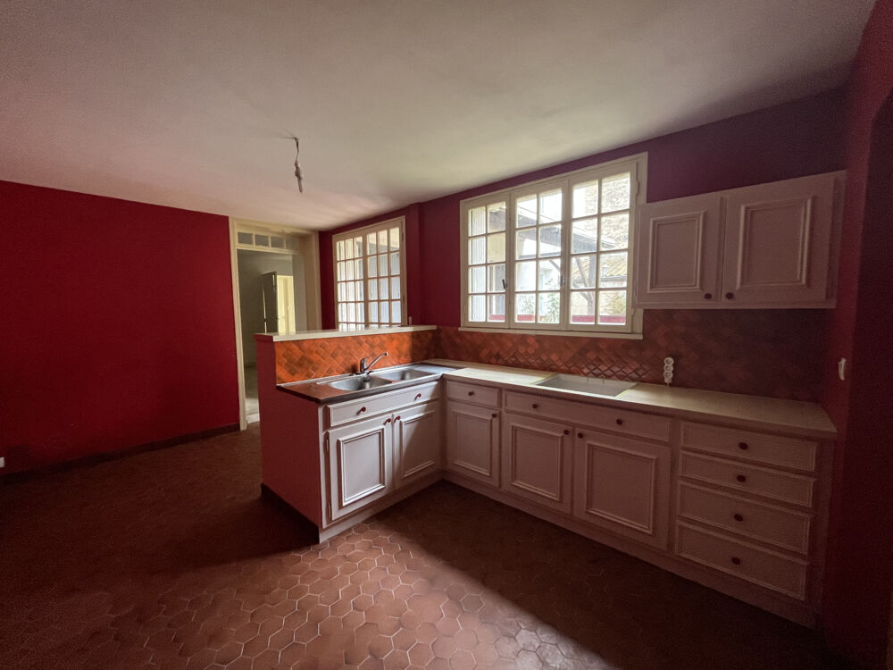 MAGNÉ - MAISON D'HABITATION CENTRE BOURG