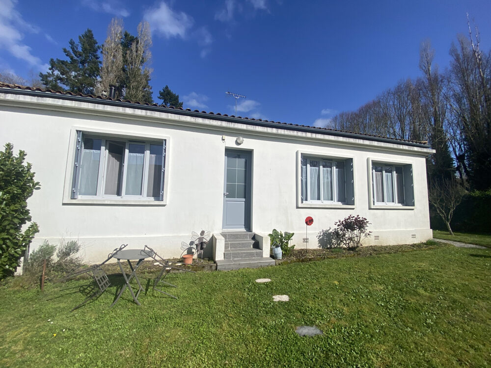 MAISON PLAIN-PIED, Centre Echiré, pièce à vivre, 3 chambres , jardin.