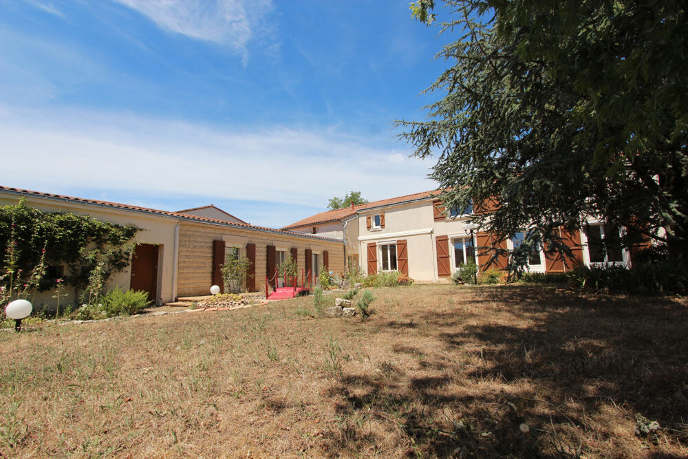 BENET PROPRIÉTÉ 6 CHAMBRES AVEC DE TERRAIN ARBORÉ ET DÉPENDANCES