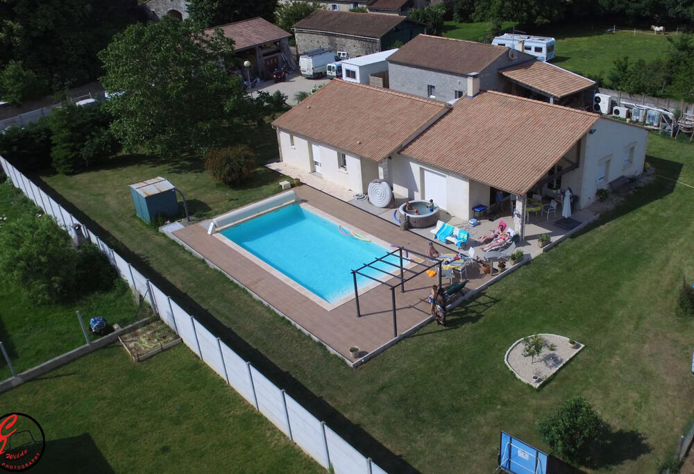 Ensemble immobilier de 3 maisons sur beau terrain.