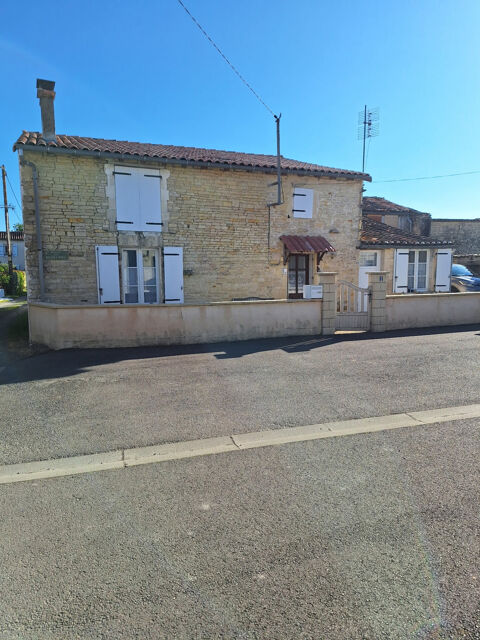   SAINT-HILAIRE LA PALUD MAISON DE VILLAGE AVEC PETIT JARDIN  AU CALME  ET PROCHE DES COMMODIT�S Maison - 4 pi�ce(s) - 85 m�