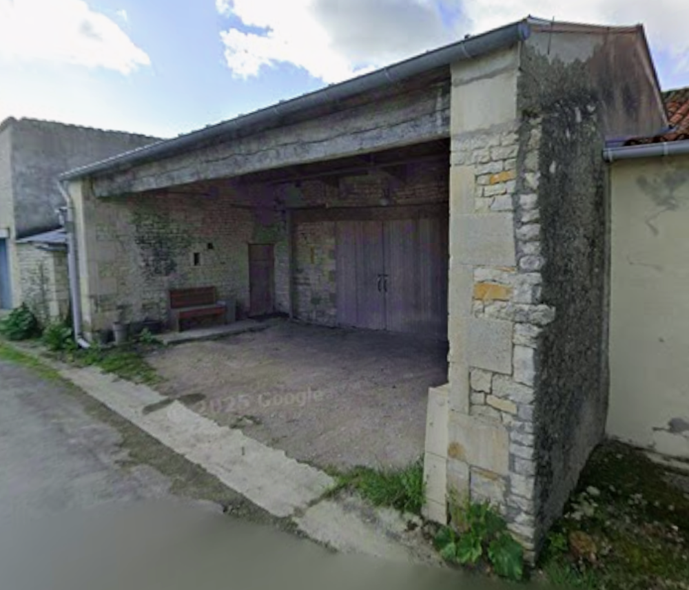 MAISON EN PIERRE AVEC TERRASSE HANGAR PARKING