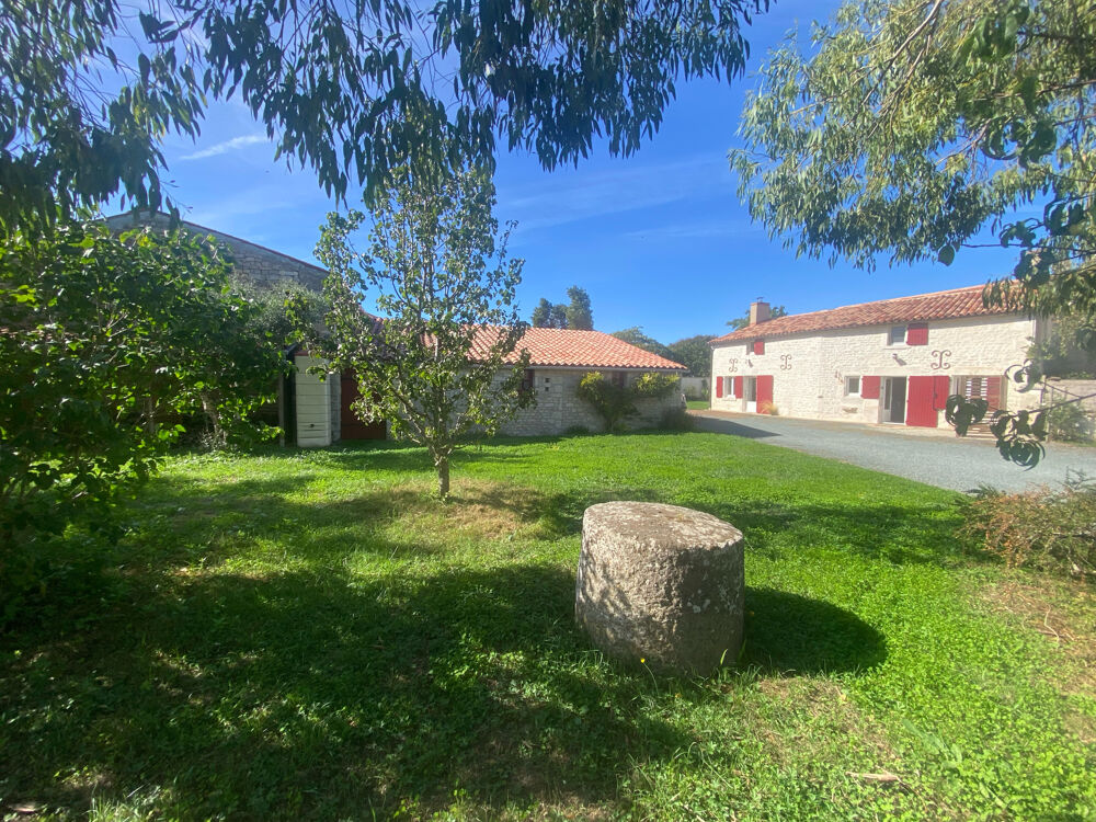 Vente Maison Maison en pierres à étage, 2 pièces de vie salon/salle à manger, 4 chambres, terrasses, jardin et nombreuses d St pierre le vieux