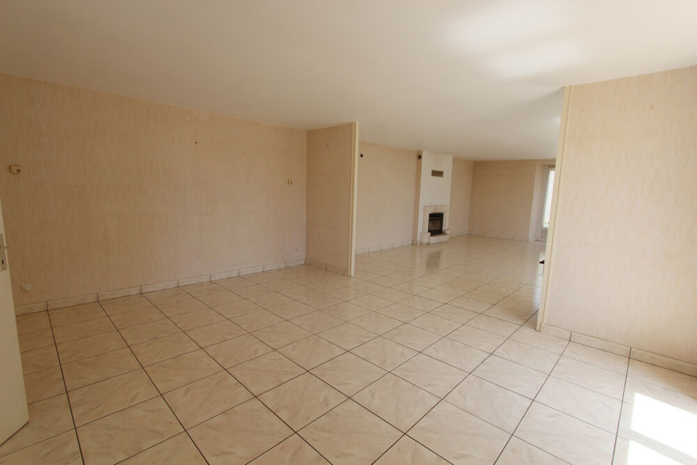 BENET PROPRIÉTÉ 6 CHAMBRES AVEC DE TERRAIN ARBORÉ ET DÉPENDANCES