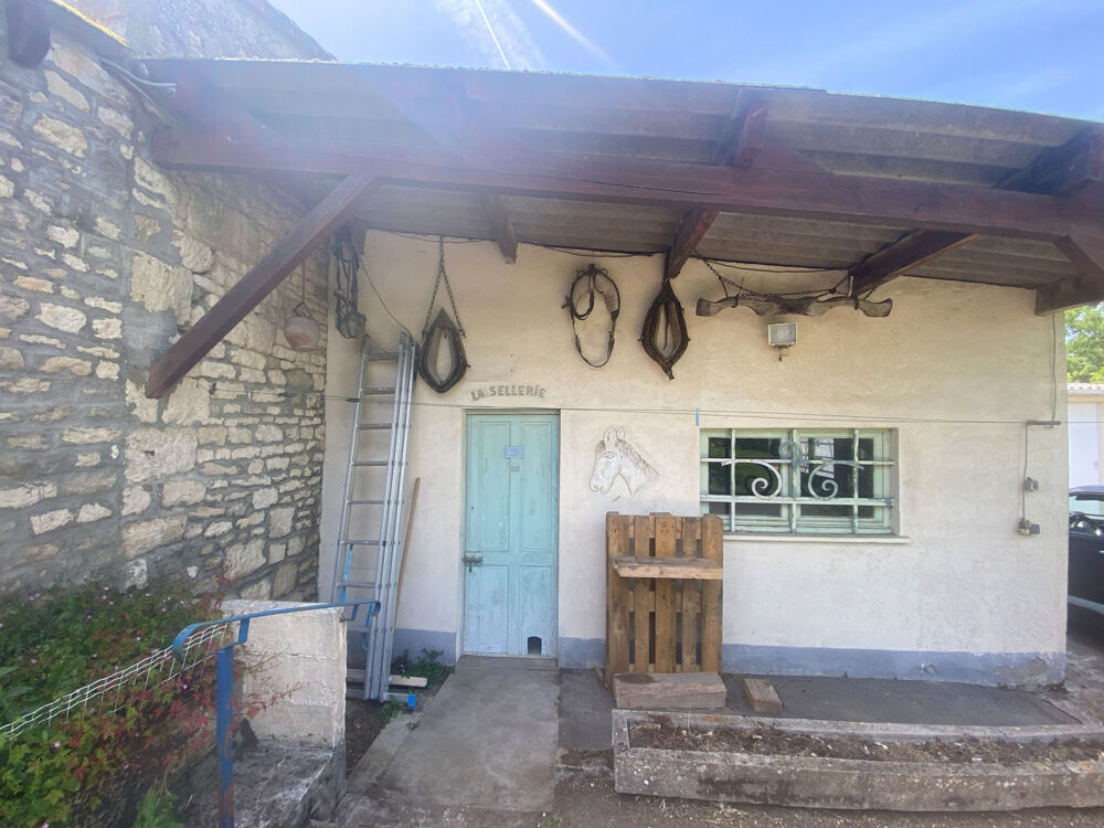 Maison en pierres, 3 chambres, 1 bureau, une salle d'eau, une salle de bain,2 wc. Dépendances. 3 Garages et un